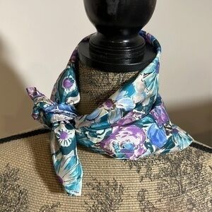 Handcrafted vintage floral blue/purple lightweight polyester scarf 22x21”